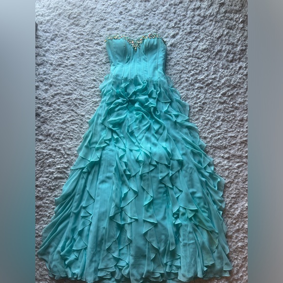 Prom dress. Size 6. Worn once. - Picture 6 of 6